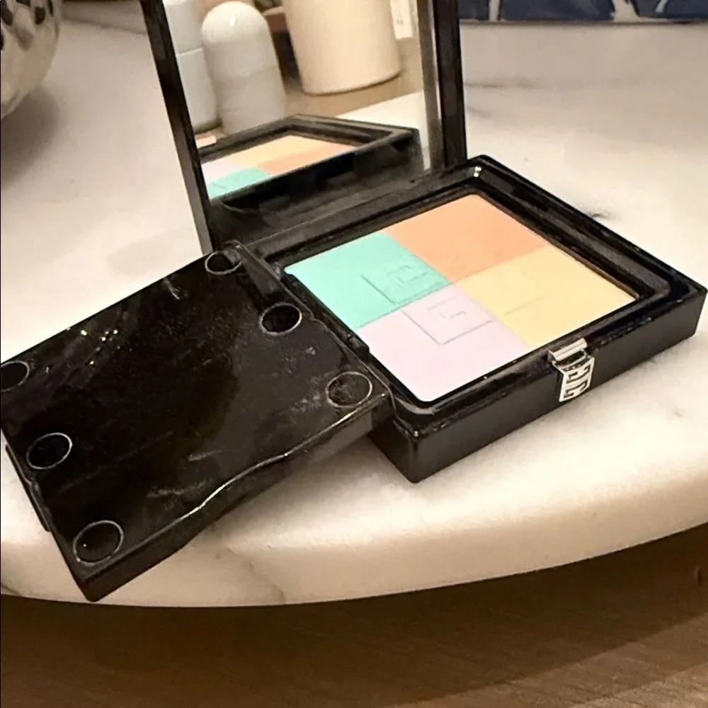 GivenchyPowder Prisme Libre Blurring & Color-Correcting Matte Pressed